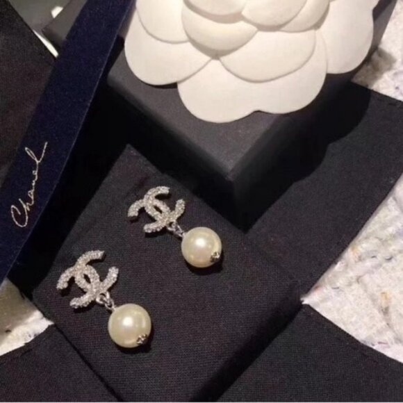Shimmering Chanel CC Pearl Drop Earring Pendants - Picture 1 of 3